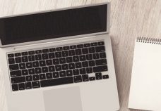 Runder Tisch mit Laptop und Notitzblock