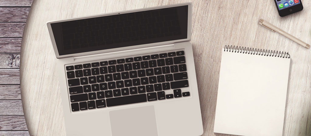 Runder Tisch mit Laptop und Notitzblock